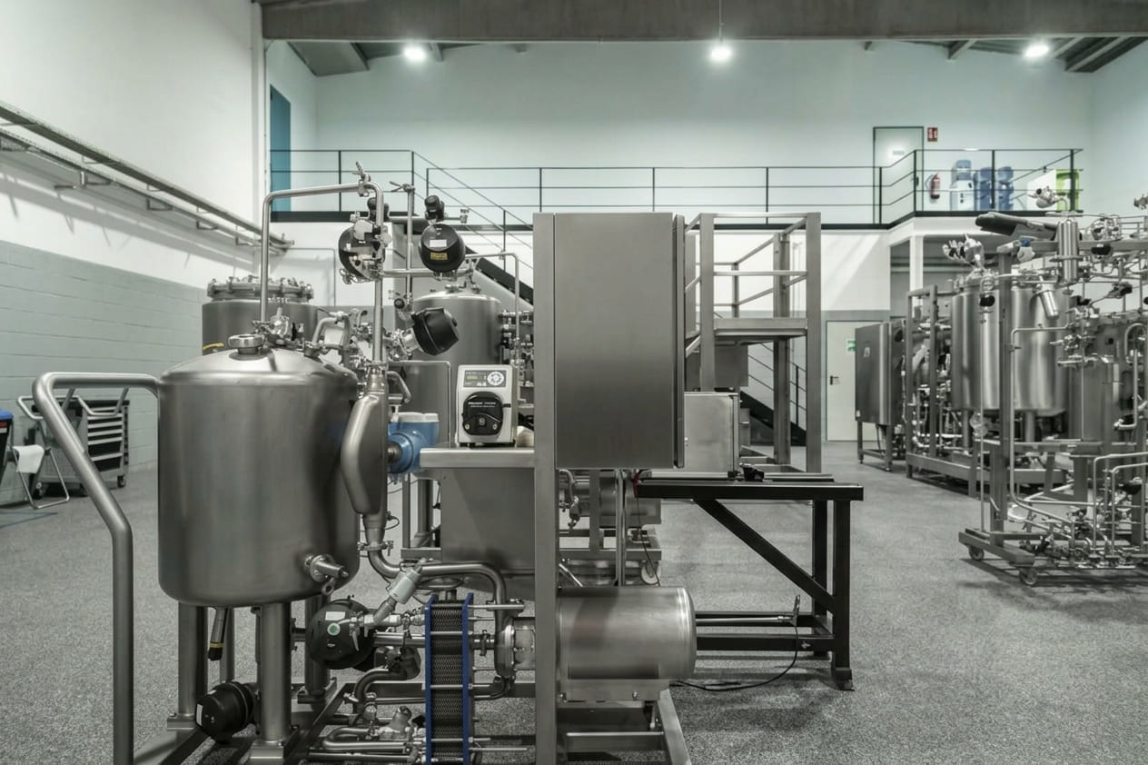 Equipamentos em aço inoxidável em instalação de processamento